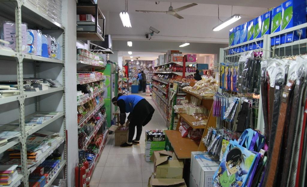 校園小賣鋪 承載幾代人記憶的“時(shí)光驛站”，為何在日用品銷售中悄然隱退？